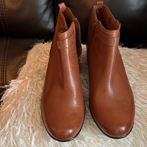 Clarks sz 10 leather booties
